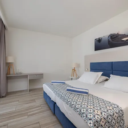 Romana 4* מאקרסקה