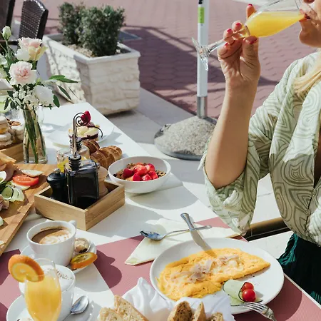 Romana Aparthotel 4*